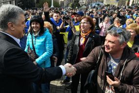 Петр Порошенко привествует своих сторонников