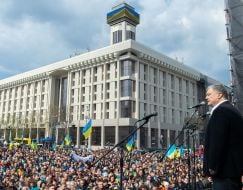 Петр Порошенко привествует своих сторонников