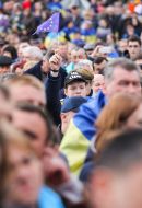 Парень держит флаг Европейского союза