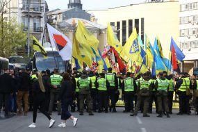 Militiamen keep order