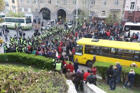 People near the police border