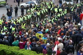 People near the police border