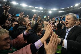 Petro Poroshenko congratulates his supporters