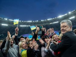 Petro Poroshenko congratulates his supporters