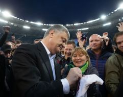 Petro Poroshenko communicates with his supporters