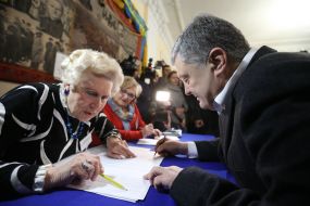 Petro Poroshenko at the polling station