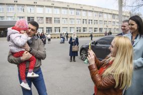 Vladimir Groisman is photographing with a girl