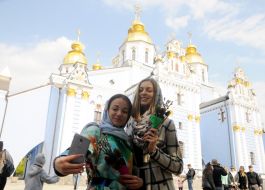 Девушки с веточками вербы делают селфи