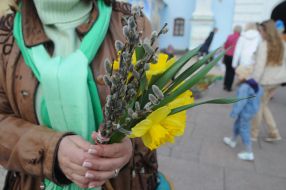 Женщина с веточками вербы