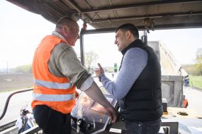 Владимир Гройсман общается с рабочим