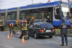 Rescuers remove car from light rail fencing
