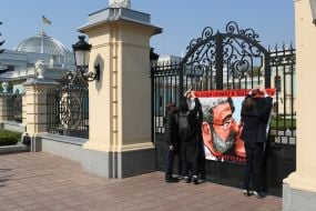 Алексей Гончаренко вешает плакат