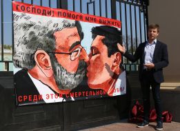 Алексей Гончаренко возле плаката