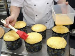 Повар покрывает куличи  яичным желтком