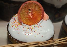 Украшенный апельсиновым цукатом кулич