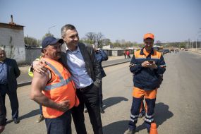 Vitali Klitschko communicates with the workers