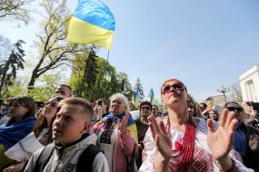 Meeting at Parliament demanding to take the language law
