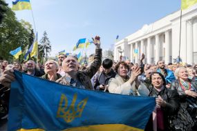 Meeting at Parliament demanding to take the language law