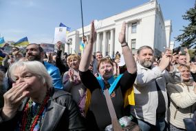 Meeting at Parliament demanding to take the language law
