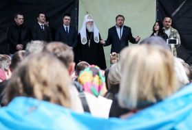 Meeting at Parliament demanding to take the language law