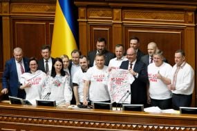 Депутаты в футболках с надписью "Нас єднає мова"