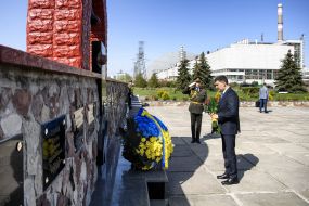 Vladimir Groysman during the laying of flowers