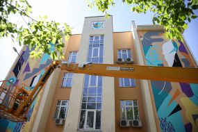 Мурал на стенах школы