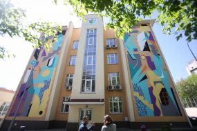 Мурал на стенах школы