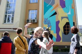 Школьники во время презентации мурала