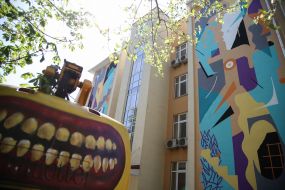 Мурал на стенах школы