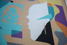 Мурал на стенах школы