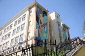 Мурал на стенах школы