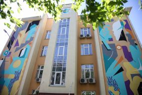 Мурал на стенах школы