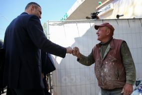 Виталий Кличко приветствует строителя