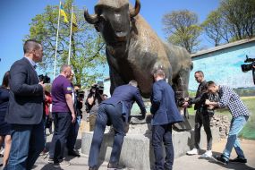 Виталий Кличко возле скульптуры зубра