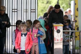 Дети заходят в зоопарк