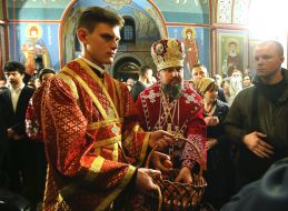 Metropolitan Epiphanius gives the faithful a cherche