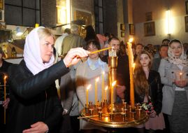 Юлия Светличная ставит свечу