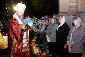 Bishop Mitrophan sanctifies Easter baskets