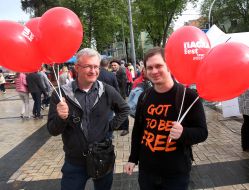 Люди з повітряними кульками