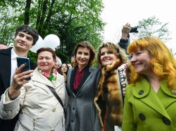 People photograph with Marina Poroshenko and Mikhail Poroshenko