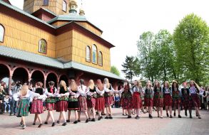 Students perform hayivky