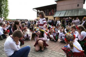 Students perform hayivky