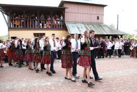 Students perform hayivky