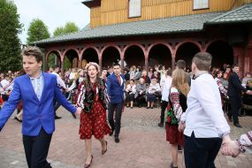Students perform hayivky
