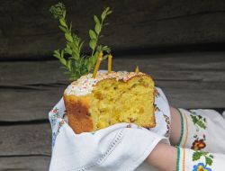 The woman holds the paska