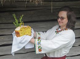 The woman holds the paska