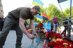 Мужчина кладет цветы