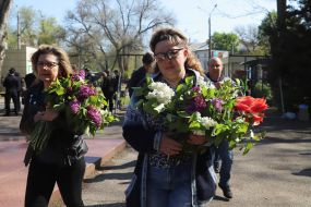 Люди несут цветы к дому Профсоюзов в Одессе