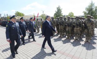 Petro Poroshenko near the border guards